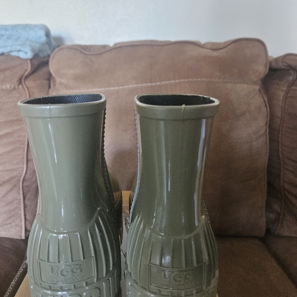 UGG Drizlita Rain Boots New Sz 7 - Picture 1 of 6